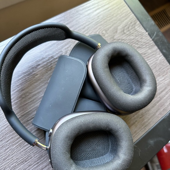 Apple Airpods Max in Black - Picture 9 of 14